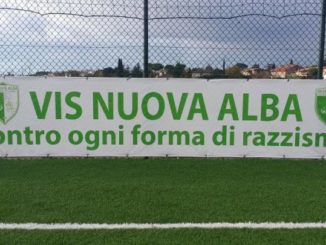 Mangia banane, negro torna in Africa, razzismo nei confronti di un calciatore di colore