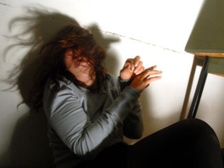 Quarantenne ai domiciliari malmena convivente, polizia lo arresta