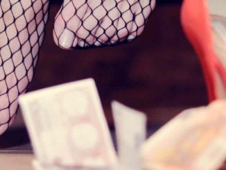 Costringeva la figlia minorenne a prostituirsi