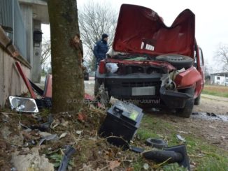 Auto si schianta contro muro, muore una donna e un'altra ferita
