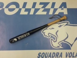 Romeno gira non mazza da da baseball, denunciato dalla polizia