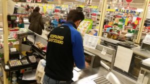 Rapina all'Eurospin, cassiera minacciata con la pistola