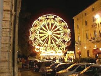 La ruota panoramica che “schiaffeggia” il centro storico