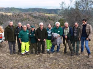 Uomini dell'Atc Pg 2 e Agenzia forestale regionale. Al centro Luciano Calabresi