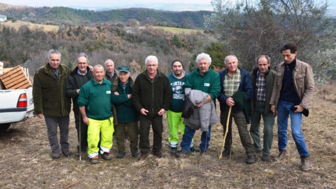 Uomini dell'Atc Pg 2 e Agenzia forestale regionale. Al centro Luciano Calabresi