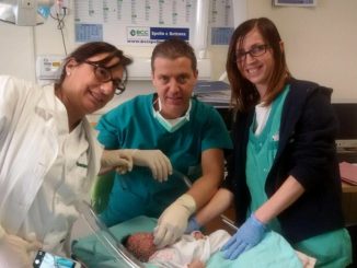 Caso straordinario, bimba nasce con due denti