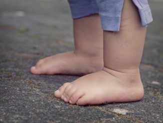 Bimbo a piedi da solo a Perugia, segnalata la giovane mamma