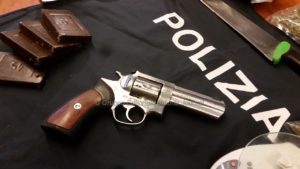 Nascondeva droga e armi nell'ascensore di casa, arrestato bulgaro