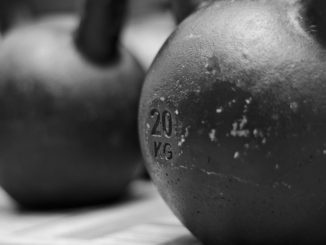 Una palestra in casa con attrezzi rubati