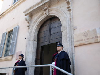 Si nascondeva dentro albergo, scovato albanese di 28 anni