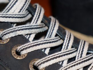 Ruba le scarpe da tennis per il figlio le indossa e fugge