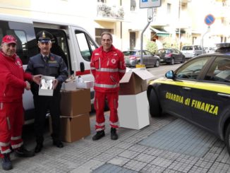 Scarpe sequestrate donate alla Croce Rossa