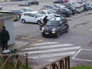 Correte stanno picchiando una donna nel bagno, e invece. Travolti dalla passione, fanno sesso nei bagni pubblici, ma arrivano i Carabinieri