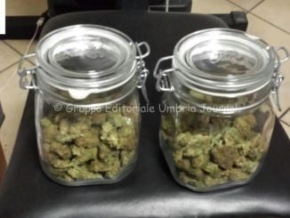 Nascondono droga in barattoli di vetro, 2 arresti