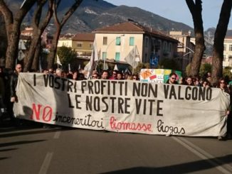 Nuova protesta del Comitato No Inceneritori, in centinaia in piazza