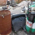 Rifiuti pericolosi abbandonati in un cantiere edile