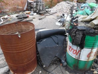 Rifiuti pericolosi abbandonati in un cantiere edile