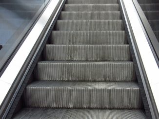 Cade dalle scale mobili a Perugia, muore 90enne