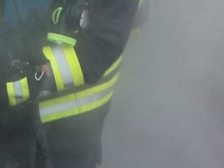 Incendia materasso dove dorme compagna, donna salvata per miracolo