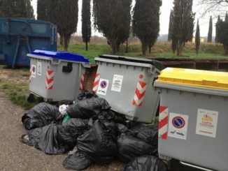 Canile Collestrada, Mori, Comune assicuri decoro . Presenza di un solo cassonetto per ogni tipologia di raccolta, da brivido
