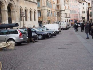 Sosta selvaggia in centro Perugia, Mori (PD): «Senza regole»