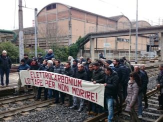 Elettrocarbonium: operai occupano ferrovia per protesta