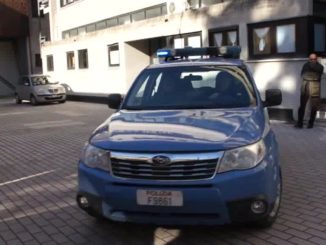 Vuole da droga, assale il padre e ferisce la madre per rapinarla