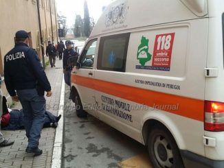 Donna cade sul marciapiede, polemiche per ritardo ambulanza