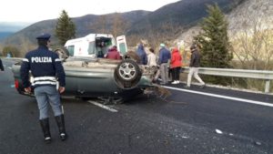 auto-ribaltata-acquasparta
