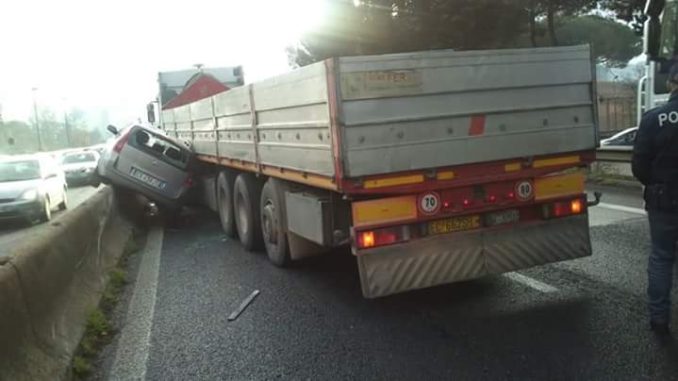 Incidente E45, auto finisce sopra spartitraffico, "stretta" da un camion [FOTO E VIDEO]