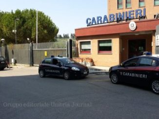 Tentano furto a negozio scarpe, beccati