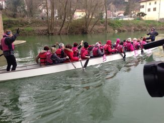Donne coraggio operate al seno, riabilitazione a colpi di pagaia. Erano 100 da Roma, Latina e Firenze su Dragon Boat