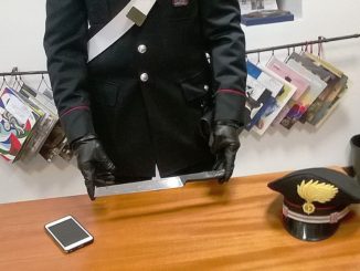 Picchia una ragazza cinese e le ruba il cellulare