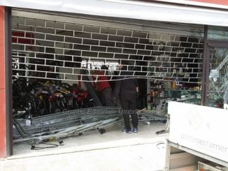 Rubano biciclette al negozio di Ponte San Giovanni [FOTO e VIDEO]