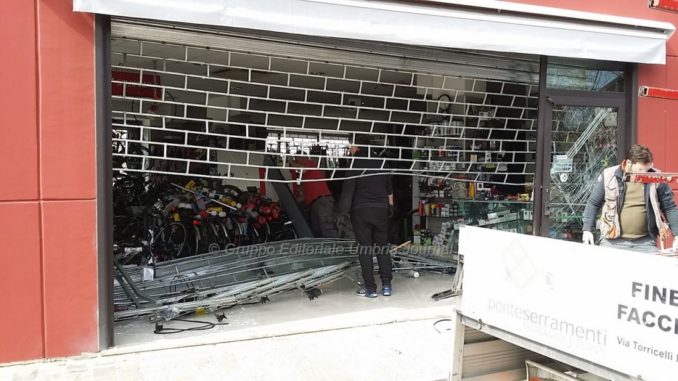 Rubano biciclette al negozio di Ponte San Giovanni [FOTO e VIDEO]