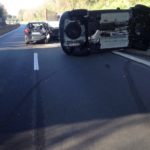 Incidente sul Rato, tre mezzi coinvolti, suv ribaltato e due feriti lievi