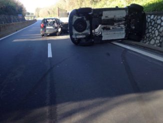 Incidente sul Rato, tre mezzi coinvolti, suv ribaltato e due feriti lievi