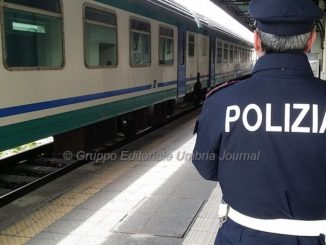 Senza benzina lascia l’auto vicino ai binari, denunciato da Polfer Perugia