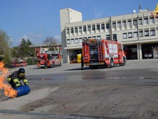 Giovani scout fanno visita al comando dei Vigili del Fuoco