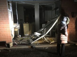 Sfondano cabina Postamat delle Poste di Pila