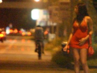 Transessuale nudo litiga con cliente, è gigantesco, fermato dalla Polizia