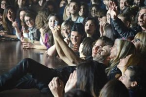 Daniele Silvestri selfie con pubblico Assisi
