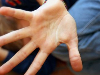 Maltratta piccoli alunni, maestra d'asilo "solo" sospesa