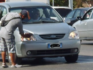 Accattonaggio a Perugia Giunta e M5s cancellano norma Camicia protesta