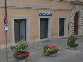 Minorenne aggredisce commerciante, che sorprende l'amico a rubare