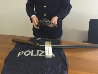 Aggredisce la sorella e la picchia, aveva armi, denunciato