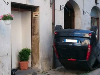 Incidente a Gubbio, auto si ribalta, ragazza in ospedale