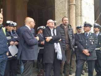 Protesta della Polizia Locale in piazza Italia a Perugia