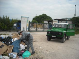 Rifiuti urbani abbandonati davanti l'isola ecologica