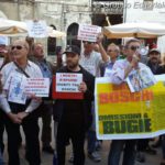 Banca Etruria, risparmiatori di Arezzo protestano davanti il Pavone